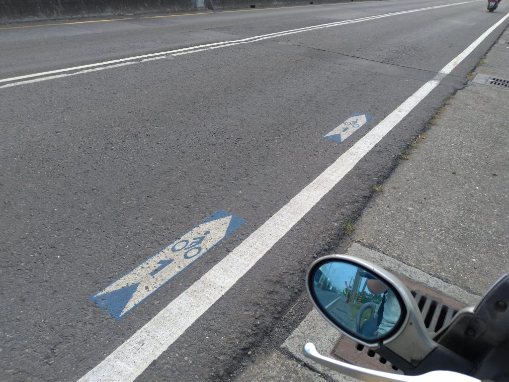 路上のサイクリングルート表示